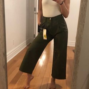 Levi’s cropped high loose ample haut in khaki green - size 25